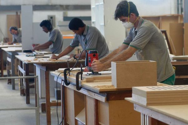 Operários trabalhando na fábrica de móveis Brumatti