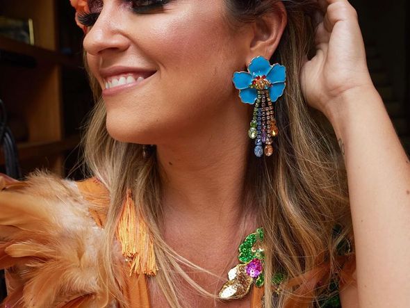 Brincos e ombreiras da marca capixaba Cloé Handmade para o carnaval 2020 por Divulgação