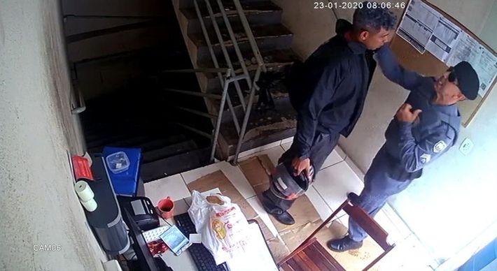 Clemilson Silva de Freitas está afastado desde o final de janeiro deste ano, dias depois de ser filmado agredindo um civil em um posto de combustíveis de Vila Velha. Ele seguirá sem trabalhar por mais 60 dias recebendo salário, o que é previsto em lei