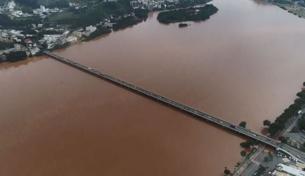 Imagem registrada em vídeo por drone mostra Rio Doce completamente cheio após atingir cota de inundação