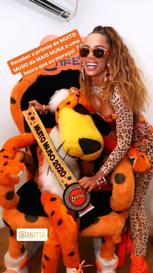 Anitta com o mascote da Cheetos, Chester Cheetah, vestindo faixa produzida em Viana, no Espírito Santo. Crédito: Divulgação