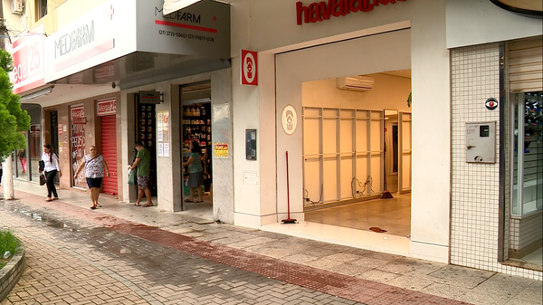 Após o período de alerta, comerciantes começam a abrir as lojas no Centro de Colatina. Crédito: TV Gazeta Noroeste/Reprodução