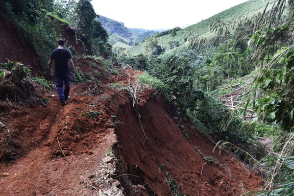 Deslizamento de terra faz estrada sumir em Iúna