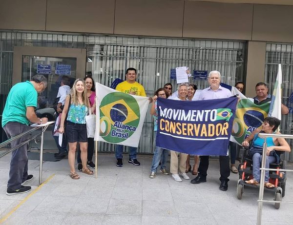 Membros do Movimento Conservador do Espírito Santo fazem mutirão para coleta de assinaturas para novo partido de Bolsonaro. Crédito: Reprodução