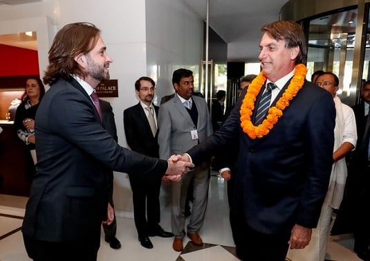 O presidente Jair Bolsonaro cumprimenta Vicente Santini ao chegar na Índia. Crédito:  Alan Santos/PR