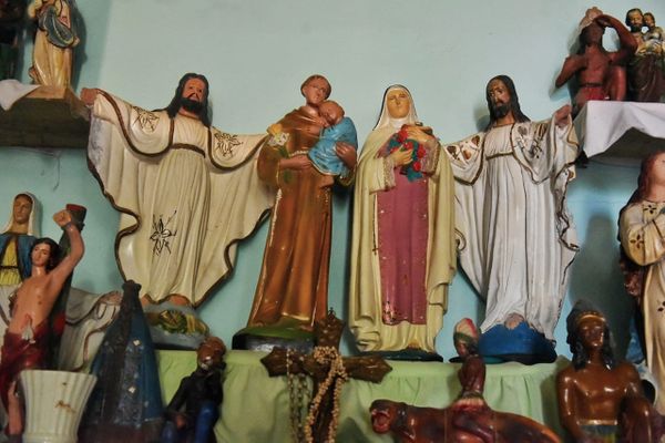 Altar do Centro Espírita Santo Antonio e Santa Tereza que não  foi afetada pela enchente que assolou a comunidade de Itaici, zona rural de Muniz Freire por Fernando Madeira