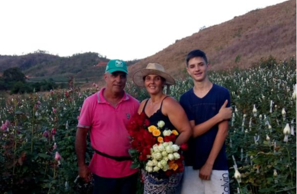 Plantio de café da família de Danieli Beccalli, em Itarana, abriu espaço para o de flores . Crédito: Arquivo pessoal 