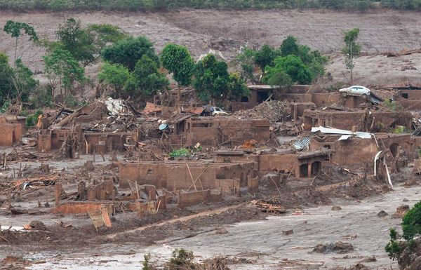 Distrito de Bento Rodrigues, em Mariana (MG), atingido pelo rompimento de duas barragens de rejeitos da mineradora Samarco. Crédito: Antonio Cruz/ Agência Brasil 