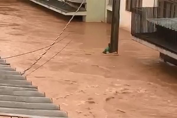 Homem sobrevive após conseguir se agarrar a poste durante enchente em Castelo. Crédito: Reprodução