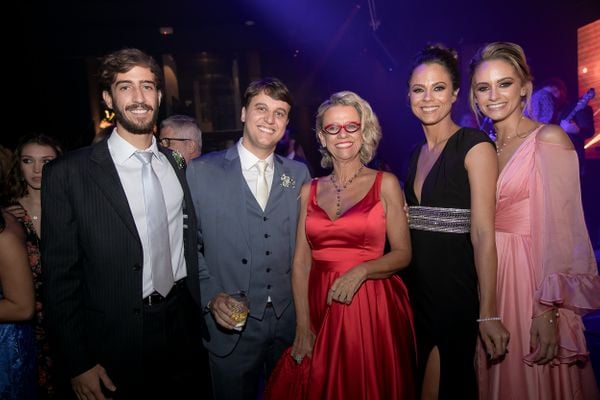 Tania Cruz e os filhos Gabriel, Pedro, Julia e Milly:  na noite do casamento de Pedro e Maira, em maio de 2018. Crédito: Camilla Baptistin