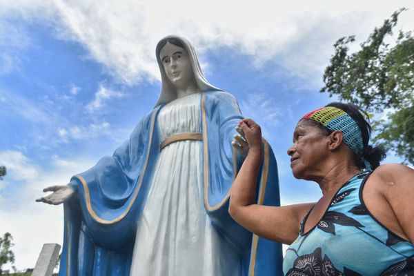 Zeladora do Centro Espírita Santo Antonio e Santa Tereza, Sebastiana Almeida de Amorim, ao lado da imagem da santa que não  foi afetada pela enchente que assolou a comunidade de Itaici, zona rural de Muniz Freire por Fernando Madeira