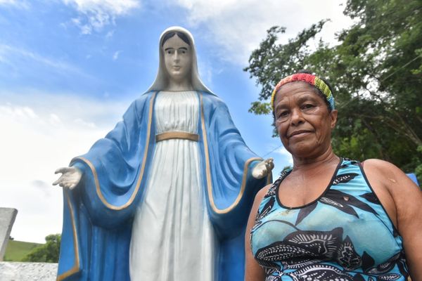 Zeladora do Centro Espírita Santo Antonio e Santa Tereza, Sebastiana Almeida de Amorim, ao lado da imagem da santa que não  foi afetada pela enchente que assolou a comunidade de Itaici, zona rural de Muniz Freire por Fernando Madeira
