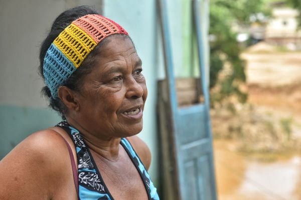Zeladora do Centro Espírita Santo Antonio e Santa Tereza, Sebastiana Almeida de Amorim, ao lado da imagem da santa que não foi afetada pela enchente que assolou a comunidade de Itaici, zona rural de Muniz Freire por Fernando Madeira