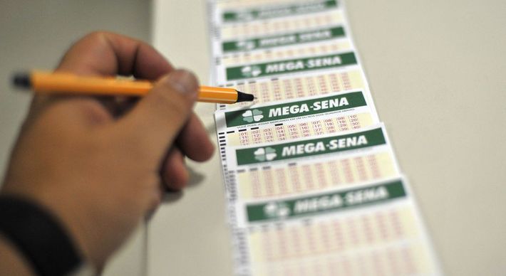 A aposta foi realizada em uma lotérica no Centro da cidade e faturou parte do prêmio no sorteio deste sábado (19). Os apostadores acertaram cinco dos seis números do concurso 2301