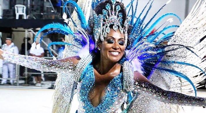 Como estará na avenida à trabalho, Fabíola de Paula vende as penas e cristais de luxo de sua fantasia do ano passado, quando foi madrinha da bateria da Pega no Samba