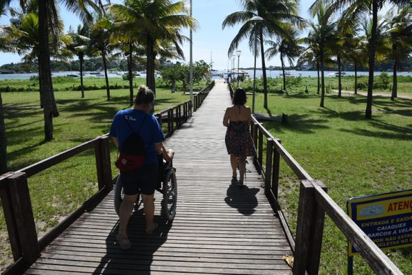 Acessibilidade na Praia da Guarderia em Vitória por Ricardo Medeiros