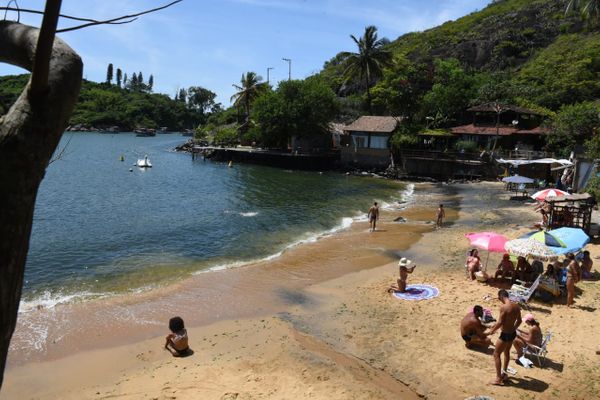 Banhistas aproveitam a tranquilidade da Praia do Bananal por Ricardo Medeiros