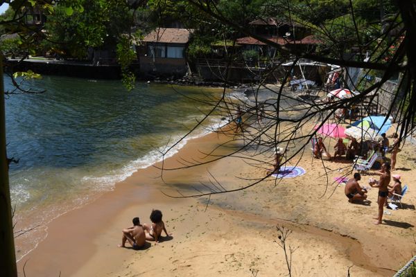 Banhistas aproveitam a tranquilidade da Praia do Bananal por Ricardo Medeiros
