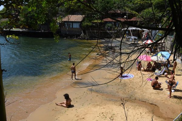 Banhistas aproveitam a tranquilidade da Praia do Bananal por Ricardo Medeiros
