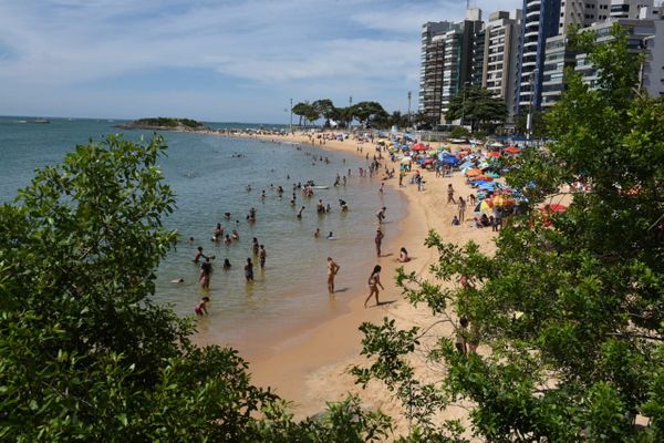 Curva da Sereia cheia de banhistas aproveitando o verão por Ricardo Medeiros