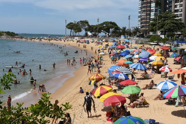 Curva da Sereia cheia de banhistas aproveitando o verão por Ricardo Medeiros