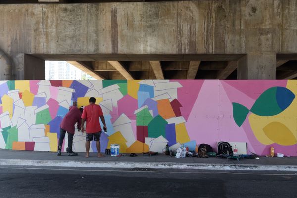 Data: 31/01/2020 - ES - Vitória - Murais coloridos pintados nos pilares da 3ª ponte pelos grafiteiros Handerson Chic e Fernando Sklu. A idéia partiu de Handerson, que teve o apoio do projeto A Arte é Nossa da PMV por Carlo Alberto Silva
