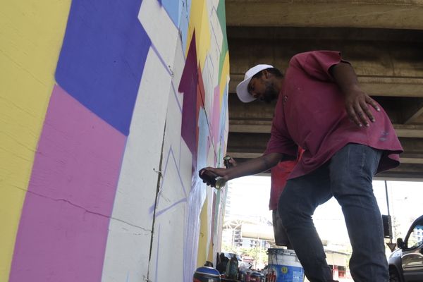 Data: 31/01/2020 - ES - Vitória - Murais coloridos pintados nos pilares da 3ª ponte pelos grafiteiros Handerson Chic e Fernando Sklu. A idéia partiu de Handerson, que teve o apoio do projeto A Arte é Nossa da PMV por Carlo Alberto Silva