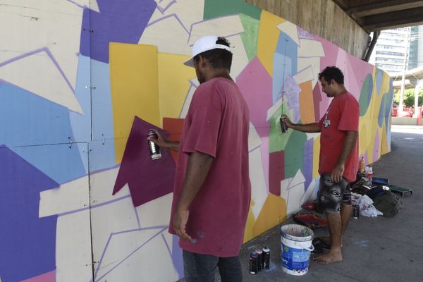 Data: 31/01/2020 - ES - Vitória - Murais coloridos pintados nos pilares da 3ª ponte pelos grafiteiros Handerson Chic e Fernando Sklu. A idéia partiu de Handerson, que teve o apoio do projeto A Arte é Nossa da PMV por Carlo Alberto Silva