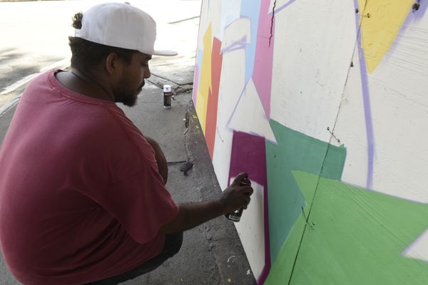 Data: 31/01/2020 - ES - Vitória - Murais coloridos pintados nos pilares da 3ª ponte pelos grafiteiros Handerson Chic e Fernando Sklu. A idéia partiu de Handerson, que teve o apoio do projeto A Arte é Nossa da PMV por Carlo Alberto Silva