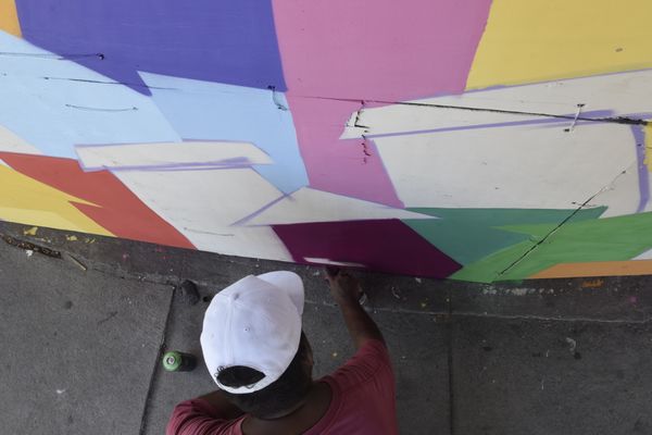 Data: 31/01/2020 - ES - Vitória - Murais coloridos pintados nos pilares da 3ª ponte pelos grafiteiros Handerson Chic e Fernando Sklu. A idéia partiu de Handerson, que teve o apoio do projeto A Arte é Nossa da PMV por Carlo Alberto Silva