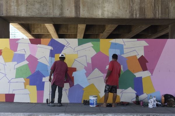 Data: 31/01/2020 - ES - Vitória - Murais coloridos pintados nos pilares da 3ª ponte pelos grafiteiros Handerson Chic e Fernando Sklu. A idéia partiu de Handerson, que teve o apoio do projeto A Arte é Nossa da PMV por Carlo Alberto Silva