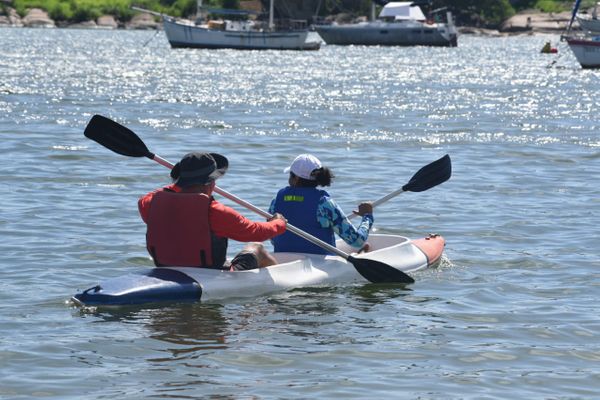 Pessoas andando de caiaque na praia da Guarderia em Vitória por Ricardo Medeiros