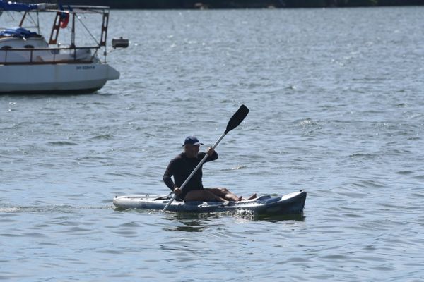 Pessoas andando de caiaque na praia da Guarderia em Vitória por Ricardo Medeiros