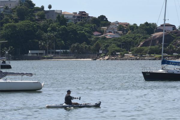 Pessoas andando de caiaque na praia da Guarderia em Vitória por Ricardo Medeiros