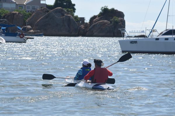 Pessoas andando de caiaque na praia da Guarderia em Vitória por Ricardo Medeiros
