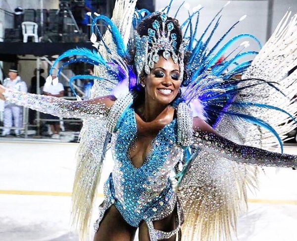 Repórter da TV Gazeta, Fabíola de Paula foi madrinha da bateria da Pega no Samba, no Carnaval de Vitória 2019. Crédito: Caroline Mauri