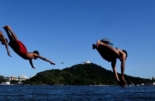 Data: 01/02/2020 - ES - Vitória - Garotos tomando banho de mar na Baía de Vitória - Editoria: Cidades - Foto: Ricardo Medeiros - GZ por Ricardo Medeiros