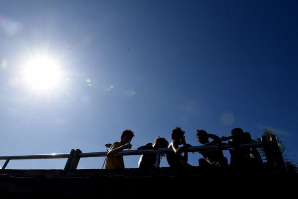 Data: 01/02/2020 - ES - Vitória - Garotos tomando banho de mar na Baía de Vitória - Editoria: Cidades - Foto: Ricardo Medeiros - GZ por Ricardo Medeiros