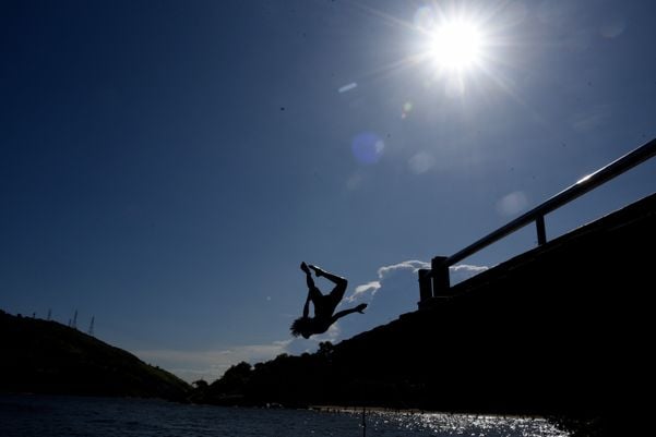 Data: 01/02/2020 - ES - Vitória - Garotos tomando banho de mar na Baía de Vitória - Editoria: Cidades - Foto: Ricardo Medeiros - GZ por Ricardo Medeiros