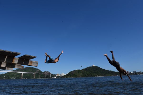 Data: 01/02/2020 - ES - Vitória - Garotos tomando banho de mar na Baía de Vitória - Editoria: Cidades - Foto: Ricardo Medeiros - GZ por Ricardo Medeiros