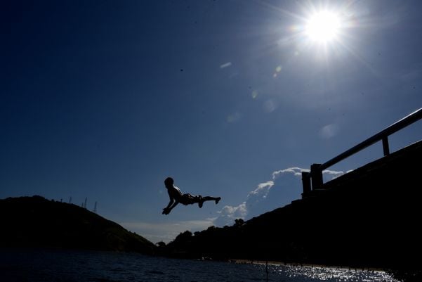 Data: 01/02/2020 - ES - Vitória - Garotos tomando banho de mar na Baía de Vitória - Editoria: Cidades - Foto: Ricardo Medeiros - GZ por Ricardo Medeiros