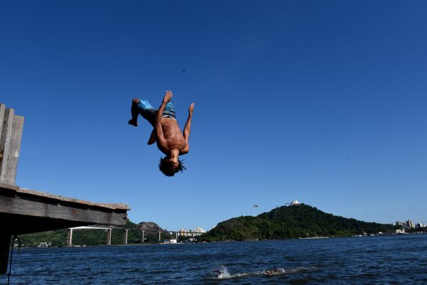 Data: 01/02/2020 - ES - Vitória - Garotos tomando banho de mar na Baía de Vitória - Editoria: Cidades - Foto: Ricardo Medeiros - GZ por Ricardo Medeiros