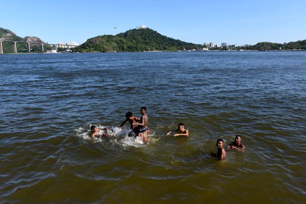Data: 01/02/2020 - ES - Vitória - Garotos tomando banho de mar na Baía de Vitória - Editoria: Cidades - Foto: Ricardo Medeiros - GZ por Ricardo Medeiros