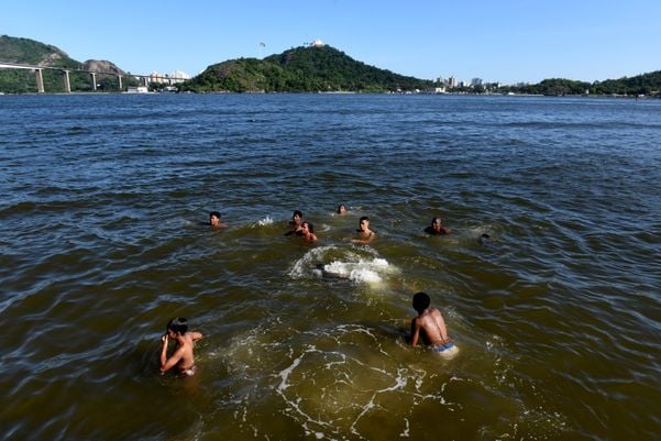 Data: 01/02/2020 - ES - Vitória - Garotos tomando banho de mar na Baía de Vitória - Editoria: Cidades - Foto: Ricardo Medeiros - GZ por Ricardo Medeiros