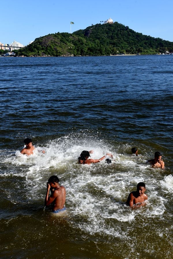 Data: 01/02/2020 - ES - Vitória - Garotos tomando banho de mar na Baía de Vitória - Editoria: Cidades - Foto: Ricardo Medeiros - GZ por Ricardo Medeiros