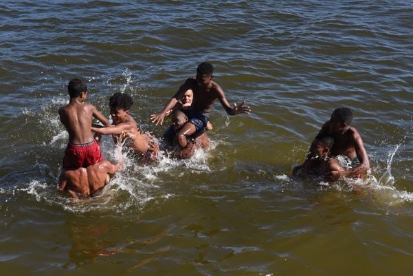 Data: 01/02/2020 - ES - Vitória - Garotos tomando banho de mar na Baía de Vitória - Editoria: Cidades - Foto: Ricardo Medeiros - GZ por Ricardo Medeiros