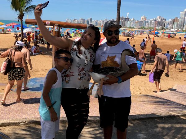 Família posa junto à gansa