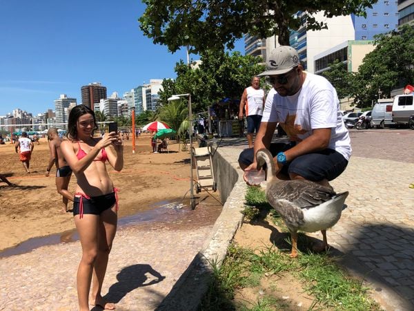 Isabela Marchezi tira foto da Bebê no calçadão da Praia da Costa. Crédito: Adalberto Cordeiro