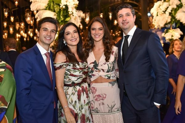 Laura Tristão e os filhos Victor, Daniel e Bianca: a bela família de Ricardo Tristão. Crédito: Mônica Zorzanelli