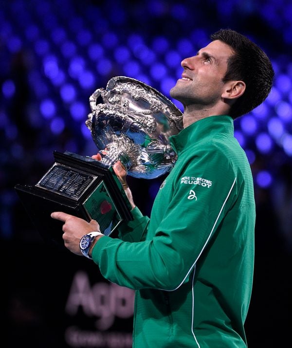 O tenista sérvio Novak Djokovic com seu  troféu após vencer o austríaco Dominic   Thiem em partida válida pela final do   Aberto de Tênis disputado em Melbourne,  na Austrália